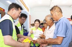 Trao 240 suất quà cho người cao tuổi và hộ nghèo, cận nghèo phường Đông Ninh Hòa