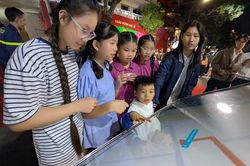 Không thể bỏ lỡ ở Hồ Gươm vào cuối tuần này: Chạm vào tương lai, gặp gỡ thần tượng và hóa thân thành chiến sĩ