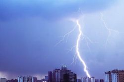 Cơn mưa giải nhiệt cho Hà Nội chiều tối 28/5