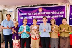 Đoàn Mặt trận Tổ quốc Việt Nam TP Hồ Chí Minh thăm, tặng quà kiều bào tại Lào