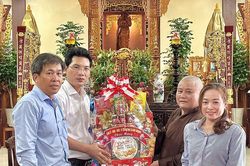 Lãnh đạo xã Nam Cam Ranh thăm, tặng quà các cơ sở Phật giáo nhân Đại lễ Phật đản 2026