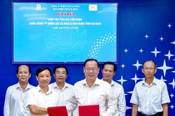 Công ty Điện lực Cà Mau và Bưu điện tỉnh ký kết hợp tác thu hộ tiền điện