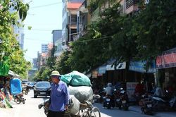 Người lao động oằn mình kiếm sống giữa nắng nóng cực điểm