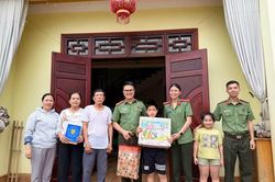 Trao quà cho các em nhỏ khó khăn dịp Quốc tế Thiếu nhi 1/6