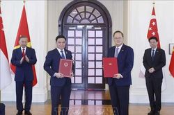 Tổng Bí thư, Chủ tịch nước Tô Lâm và Thủ tướng Singapore chứng kiến lễ trao văn kiện hợp tác giữa hai nước