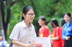 Thí sinh Hà Nội bước vào môn thi Ngoại ngữ Kỳ thi tuyển sinh lớp 10 công lập
