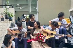 Thầy cô tự dựng tiết mục nhảy tặng học trò cuối cấp, miễn phí ôn thi