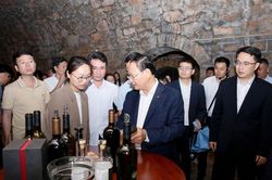 Bí thư Tỉnh ủy Lê Minh Ngân tham quan, khảo sát mô hình kinh tế tại Thành phố Di Lặc