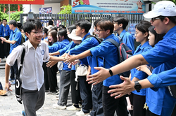 Thanh niên đồng hành, hỗ trợ thí sinh trong kỳ thi tuyển sinh vào lớp 10