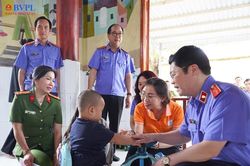 Những em bé đặc biệt bên trong Trại giam Thủ Đức vui mừng đón Tết Thiếu nhi