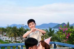 Hòa Minzy tình tứ khóa môi chồng sắp cưới nhân dịp sinh nhật