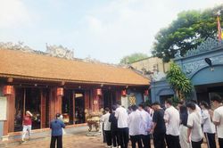 Sĩ tử Hải Phòng dâng hương cầu may trước giờ thi vào lớp 10