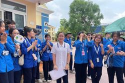 Sĩ tử Hải Phòng dâng hương cầu may trước giờ thi vào lớp 10