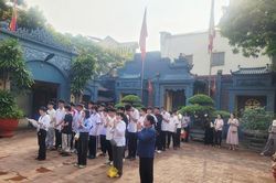 Sĩ tử Hải Phòng dâng hương cầu may trước giờ thi vào lớp 10