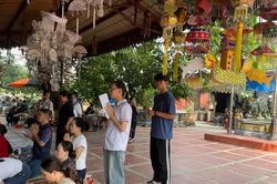 Sĩ tử Hải Phòng dâng hương cầu may trước giờ thi vào lớp 10