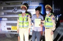 Tài xế xe tải dương tính ma túy, không bằng lái bị CSGT xử lý trên quốc lộ
