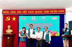 Tặng quà cho 150 bệnh nhi đang điều trị tại các bệnh viện trong tỉnh
