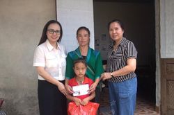 Hội Liên hiệp Phụ nữ phường Đoàn Kết thăm tặng quà 'Con nuôi của Hội'
