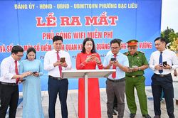 Phường Bạc Liêu ra mắt mô hình Wifi miễn phí và số hoá tại Quảng trường Hùng Vương
