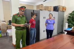 Bắt tạm giam người phụ nữ điều hành cơ sở sản xuất băng vệ sinh, bỉm giả
