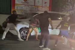 Gã đàn ông xăm trổ vô cớ chém người phụ nữ đi đường, gây thương tích cho cảnh sát