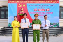 Khen thưởng đột xuất cho Công an xã Việt An
