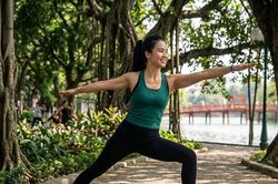 7 tư thế yoga bạn nên tập mỗi ngày nếu muốn trẻ trung ở độ tuổi 50