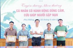 Khen thưởng đột xuất 5 c&aacute; nh&acirc;n dũng cảm cứu người gặp nạn do mưa lũ