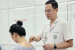 D&acirc;n văn ph&ograve;ng khổ sở v&igrave; đau cổ vai g&aacute;y, b&aacute;c sĩ chỉ c&aacute;ch giảm đau hiệu quả