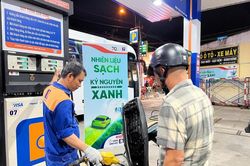 Gi&aacute; xăng giảm mạnh gần 1.500 đồng/l&iacute;t