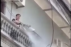 C&ocirc;ng an x&aacute;c minh vụ người đ&agrave;n &ocirc;ng xịt nước v&agrave;o thợ đang l&agrave;m việc tr&ecirc;n cao