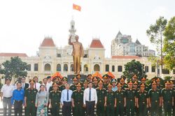 Đo&agrave;n đại biểu hội thảo khoa học cấp Bộ Quốc ph&ograve;ng d&acirc;ng hoa tại C&ocirc;ng vi&ecirc;n Tượng đ&agrave;i Chủ tịch Hồ Ch&iacute; Minh