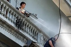 Công an xác minh vụ thợ xây bị người đàn ông xịt vòi nước khi đang làm việc
