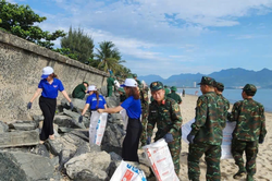 Đà Nẵng: Hơn 300 cán bộ, chiến sĩ, đoàn viên, thanh niên các đơn vị ra quân vệ sinh bờ biển
