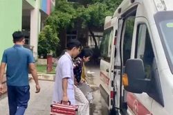 Học sinh vừa phẫu thuật ruột thừa được xe cứu thương đưa đến điểm thi lớp 10