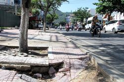 Vỉa hè đường Võ Thị Sáu bị sụt lún