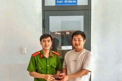 Công an xã Ninh Quới trao trả tài sản cho người đánh rơi