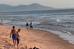 Phát hiện thi thể nam giới trôi dạt vào bờ biển ở Quảng Trị