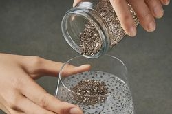 Tại sao cần phải ngâm nở hạt chia trước khi uống?