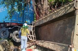 Xe đầu kéo va chạm công nông, nhiều người thương vong