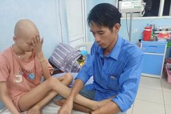 Cha mẹ nghèo ở Huế mong có được 350 triệu đồng để cứu đôi chân cho con gái