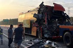 Một người nguy kịch sau vụ xe khách đâm xe container trên tuyến cao tốc Phan Thiết - Dầu Giây