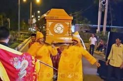 Làm rõ vụ việc khiêng quan tài có người sống nằm bên trong diễu hành trên phố