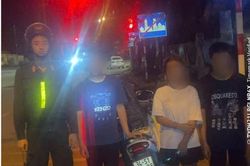 Lái xe không đội mũ bảo hiểm còn dùng bình xịt cay chống trả công an