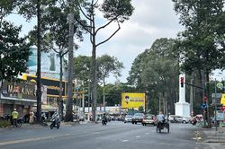 TP.HCM siết quản lý biển quảng cáo trên vỉa hè