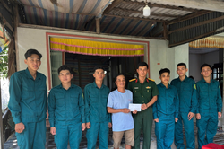 Cà Mau: Trao quà hỗ trợ dân quân có hoàn cảnh khó khăn