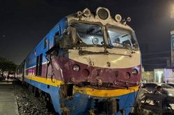Nguyên nhân vụ tàu hỏa húc văng xe tải chở cát