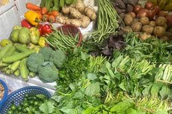 Rau xanh, đậu phụ tăng giá trong những ngày nắng nóng
