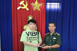 Bộ đội Biên phòng Đà Nẵng trao trả tài sản cho người nước ngoài