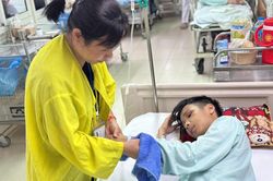Bố câm điếc, nam sinh 16 tuổi cần phẫu thuật gấp sau tai nạn, gia đình lao đao vì không đủ tiền điều trị